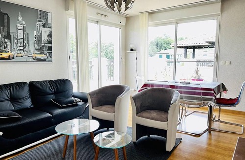 Cambo-les-Bains Apartment | Confortable T2 à Cambo-Les-Bains avec Terrasse et Parking - FR-1-495-87