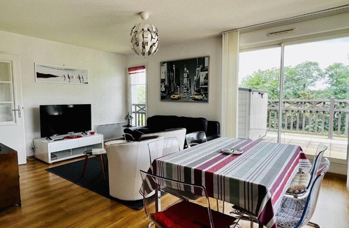 Cambo-les-Bains Apartment | Confortable T2 à Cambo-Les-Bains avec Terrasse et Parking - FR-1-495-87