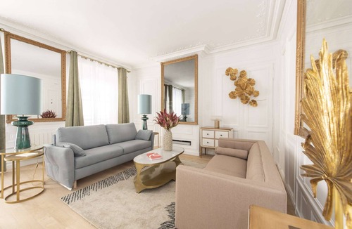 2nd Arrondissement Apartment | CONTEMPORARY CITY ESCAPE WITH DESIGNER TOUCHES AND FULL MODERN AMENITIES