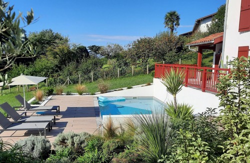 Jatxou House | Contemporary villa, private pool, mountain view, 15 min from Bayonne 2 people