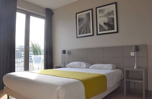 9th Arrondissement Hotel | Conveniently To Excellent Transportation! Pets are Allowed, Onsite Parking!