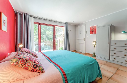 Lagarde Pareol Bed & Breakfast | Coquelicot Guest Room with Shared Pool, Wi-Fi, and Air Conditioning