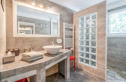 Lagarde Pareol Bed & Breakfast | Coquelicot Guest Room with Shared Pool, Wi-Fi, and Air Conditioning