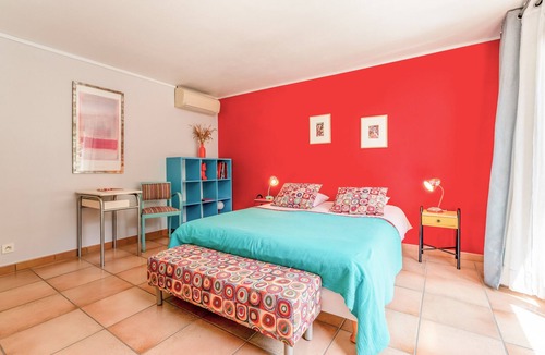 Lagarde Pareol Bed & Breakfast | Coquelicot Guest Room with Shared Pool, Wi-Fi, and Air Conditioning