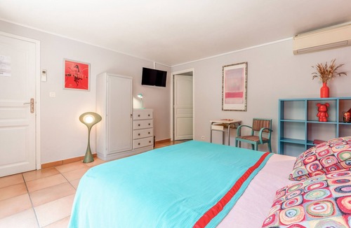 Lagarde Pareol Bed & Breakfast | Coquelicot Guest Room with Shared Pool, Wi-Fi, and Air Conditioning