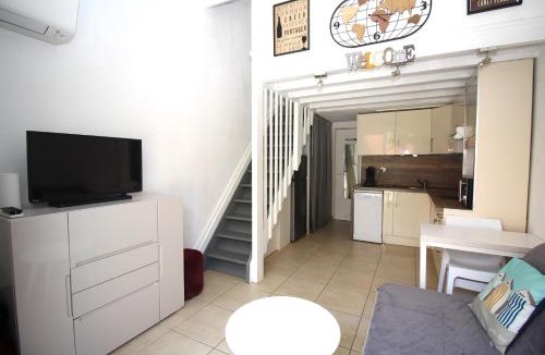 Les Arenes House | CORAUX - Maisonnette 4 pers avec piscine et parking