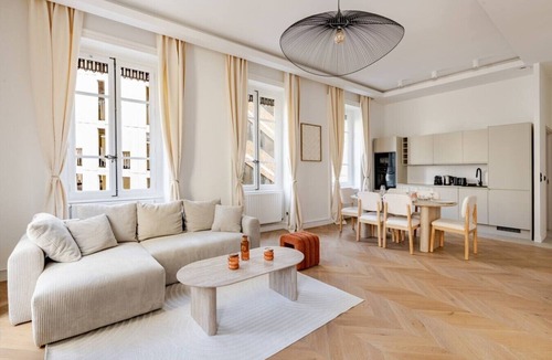 Les Cordeliers Apartment | Cordeliers 2 Luxury Bedrooms - Rue de la Bourse