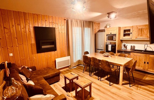 La Joue du Loup Ski Chalet | Cosy 6/9-person chalet close to the slopes, with sauna, pool and fireplace.