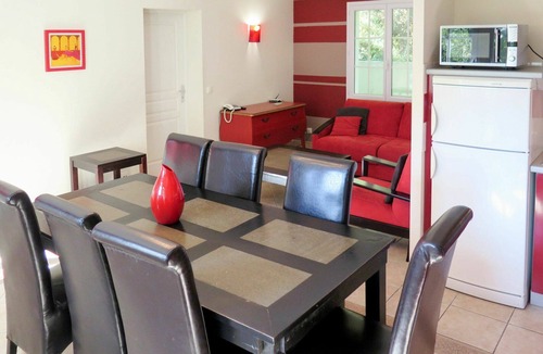 La Bastide-Clairence Apartment | Cosy apartment for 8 people with pool, WIFI, TV, terrace and pets allowed