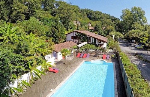 La Bastide-Clairence Apartment | Cosy apartment for 8 people with pool, WIFI, TV, terrace and pets allowed