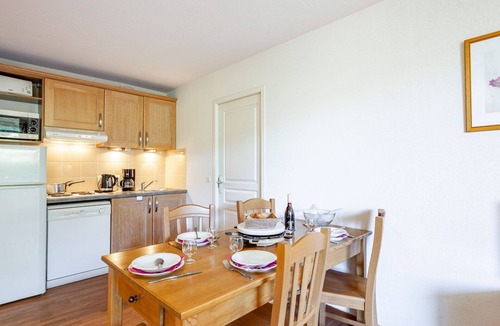 Les Bottieres Apartment | Cosy apartment for 6 people with pool, internet, TV and balcony
