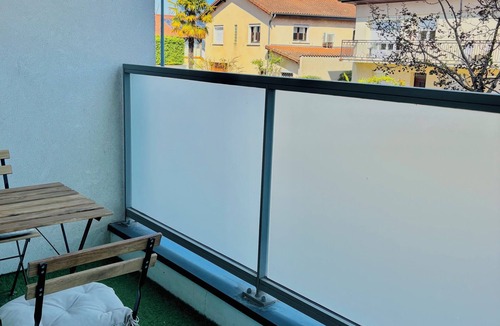 Villeurbanne Apartment | Cosy, quiet T2 + balcony, parking, Netflix