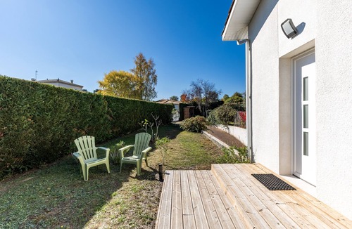 Pompignac Apartment | 'Côté Jardin Parc Saint Martin' Apartment with Shared Garden and Wi-Fi