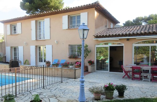 Ensues-la-Redonne Villa | côtebleue villa 10 sleeps 4ch 2bath large swimming pool 800m from the creeks