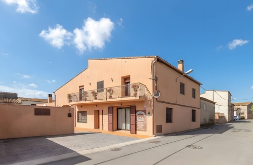 Vilamacolum Cottage | Cottage 'Can Centena' with Private Pool, Wi-Fi and Air Conditioning
