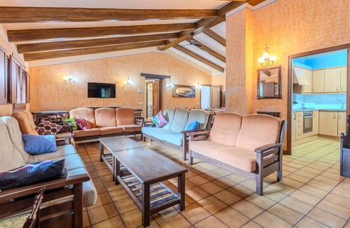 Sant Esteve d'en Bas House | Country House 'Can Guidic' with Mountain View, Private Pool and Wi-Fi