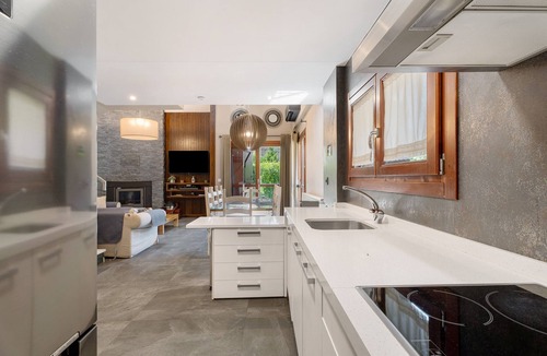 Gavin House | Country House 'Casa Biescas' with Mountain View, Wi-Fi and Air Conditioning