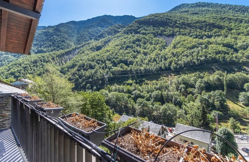 Tavascan House | Country House 'Casa Guillem 2' with Lake View, Wi-Fi and Air Conditioning