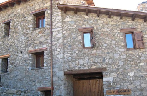 Aranser House | Country House 'El Paller O La Casa De Ca L’Escolà' with Mountain View, Shared Terrace and Wi-Fi