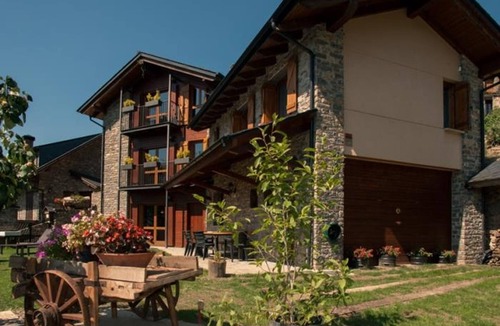 Sort Villa | Country house in Montardit de Dalt with garden and pets allowed.