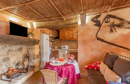 Pontons House | Country House 'La Cova De Can Pavet' with Mountain View, Private Terrace and Wi-Fi