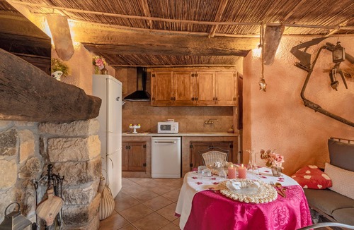 Pontons House | Country House 'La Cova De Can Pavet' with Mountain View, Private Terrace and Wi-Fi