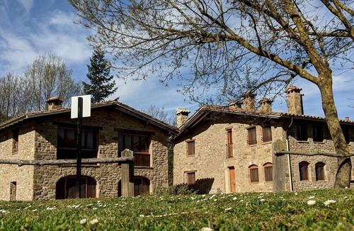 Santa Pau House | Country House 'Mas El Carrer - La Cabana' with Mountain View, Shared Pool and Wi-Fi