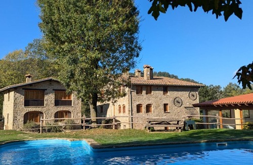 Santa Pau House | Country House 'Mas El Carrer - Baixos' with Mountain View, Shared Pool and Wi-Fi