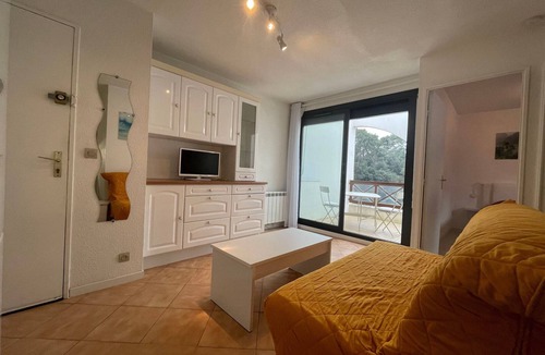 Saint-Georges-de-Didonne Apartment | Cozy 1-Bedroom Apartment with Terrace, Steps from Saint-Georges-de-Didonne Beach