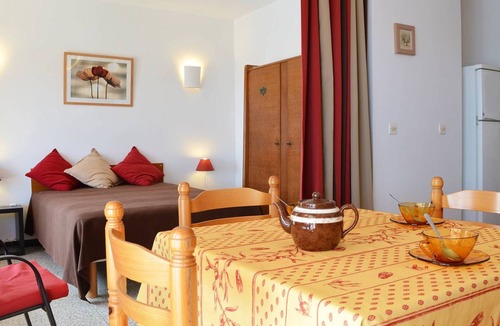 Le Lavandou Apartment | Cozy 2-Room Apartment with Balcony and Parking, 300m from Beach - Sleeps 4
