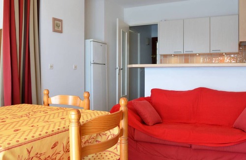 Le Lavandou Apartment | Cozy 2-Room Apartment with Balcony and Parking, 300m from Beach - Sleeps 4