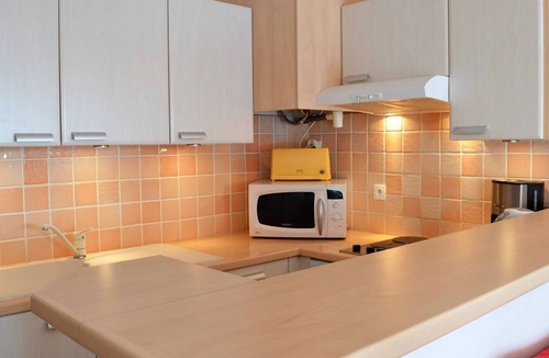 Le Lavandou Apartment | Cozy 2-Room Apartment with Balcony and Parking, 300m from Beach - Sleeps 4