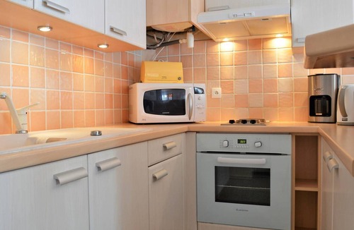 Le Lavandou Apartment | Cozy 2-Room Apartment with Balcony and Parking, 300m from Beach - Sleeps 4