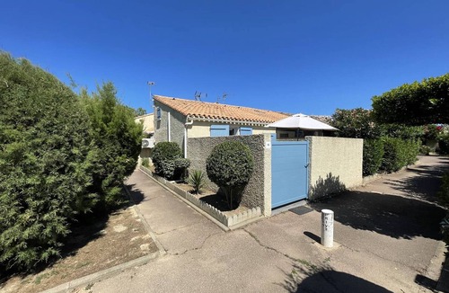 Saint-Cyprien Plage Villa | Cozy Air-Conditioned Villa with Terrace, Close to Beach and Shops, Pet-Friendly, Parking Included