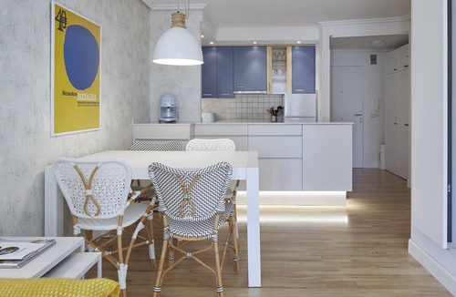 Zarautz Apartment | Cozy and comfortable apartment one step from the beach with swimming pool