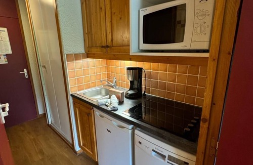 Les Varcins Apartment | Cozy apartment in the French Alps with direct Ski-In/Ski-Out access. Enjoy stunning mountain views, full comfort after a day on the slopes, and a perfect location close to restaurants and après-ski fun