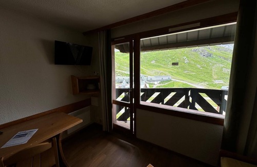 Les Varcins Apartment | Cozy apartment in the French Alps with direct Ski-In/Ski-Out access. Enjoy stunning mountain views, full comfort after a day on the slopes, and a perfect location close to restaurants and après-ski fun