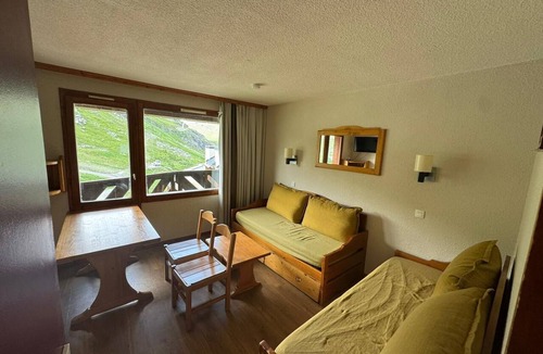 Les Varcins Apartment | Cozy apartment in the French Alps with direct Ski-In/Ski-Out access. Enjoy stunning mountain views, full comfort after a day on the slopes, and a perfect location close to restaurants and après-ski fun
