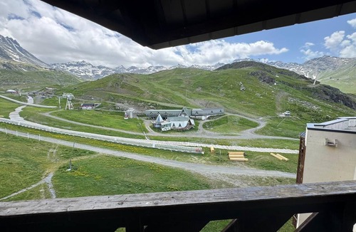 Les Varcins Apartment | Cozy apartment in the French Alps with direct Ski-In/Ski-Out access. Enjoy stunning mountain views, full comfort after a day on the slopes, and a perfect location close to restaurants and après-ski fun