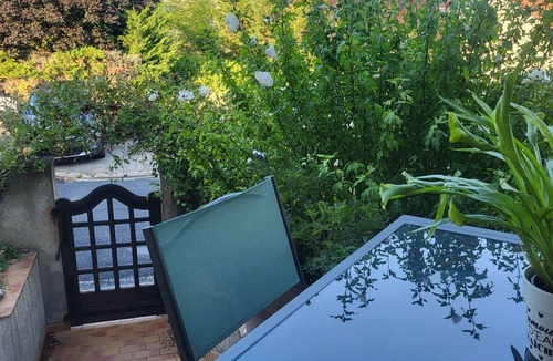 Millau Apartment | Cozy Apartment in Millau Private Terrace, Pouncho