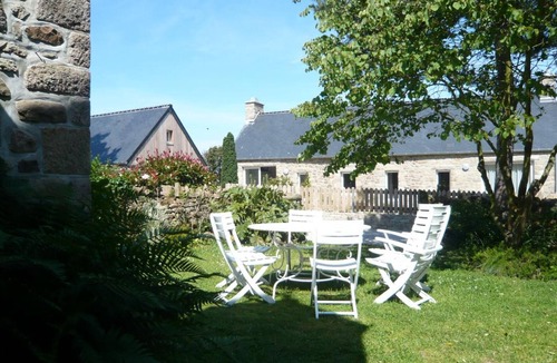 Digulleville Cottage | Cozy stone house with garden, pets allowed in La Hague
