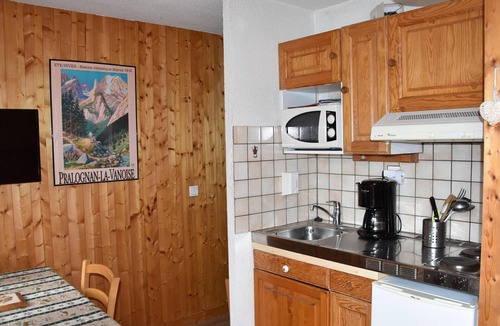 Pralognan-la-Vanoise Apartment | Cozy studio near shops, south balcony