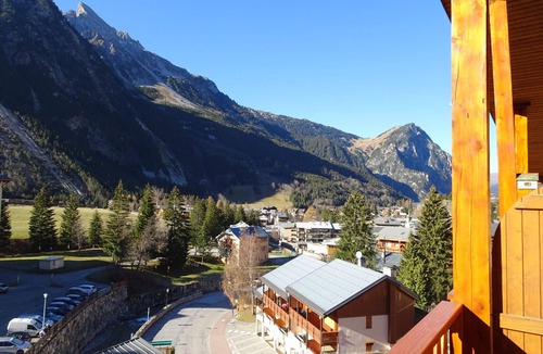 Pralognan-la-Vanoise Apartment | Cozy studio near shops, south balcony