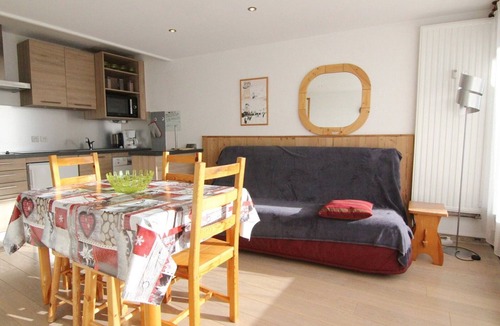 Jeux Apartment | Cozy Studio for 4 at L'Alpe d'Huez - Ski-In/Ski-Out, South-Facing Balcony, Near Shops and Ski School