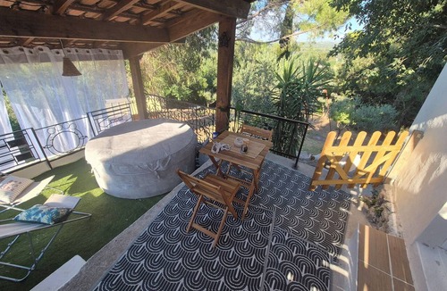 Saint-Chamas Apartment | Dance studio, nature, pool, hot tub, movie night, Netflix