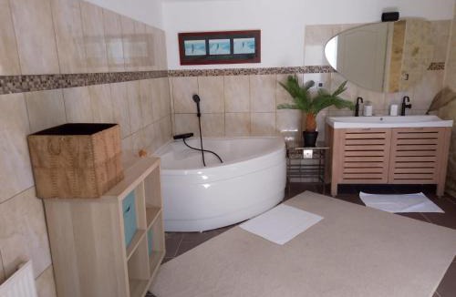 Etauliers Villa | Demeure en pierre avec piscine privée