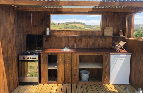 La Serpent RV Rental | Deux Tepees Equipe Pour 4 Personne Avec Cuisine Dété sur Terrain 350m2