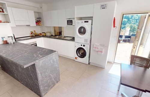 Menton Apartment | Double room with air conditioning, mountain view