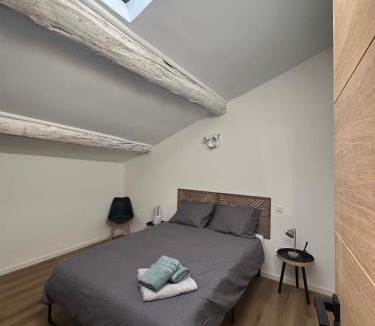 Lunel Apartment | Duplex Cosy en Cœur de Ville