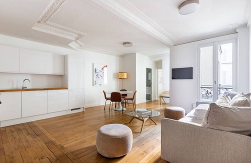 7th Arrondissement Apartment | Eiffel Tower - Renovated 4 people